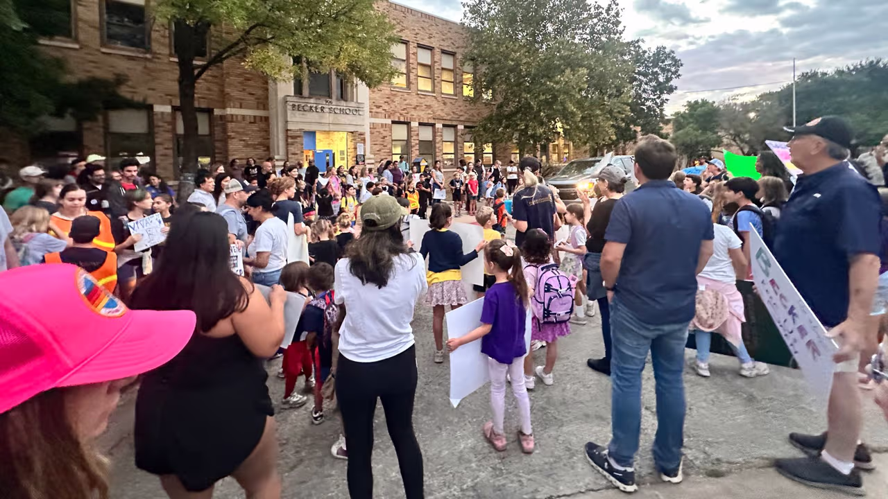 Estudiantes y padres de familia exigen con protesta no cerrar la ...