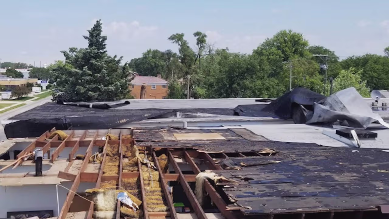 Dos edificios quedan destruidos por las tormentas en Broadview | Video ...