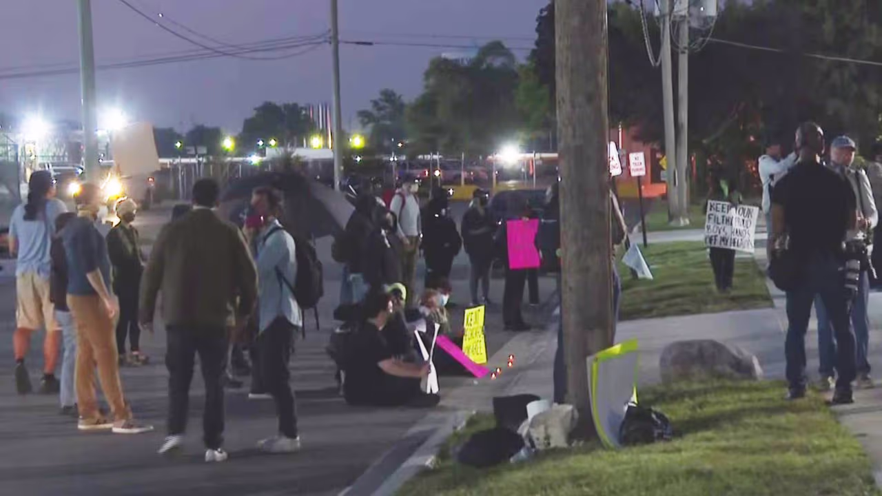 Protesta frente al centro de procesamiento de ICE en Broadview | Video ...