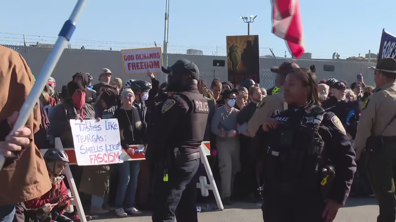Reportan arrestos tras protesta y tensión en el centro de procesamiento ...