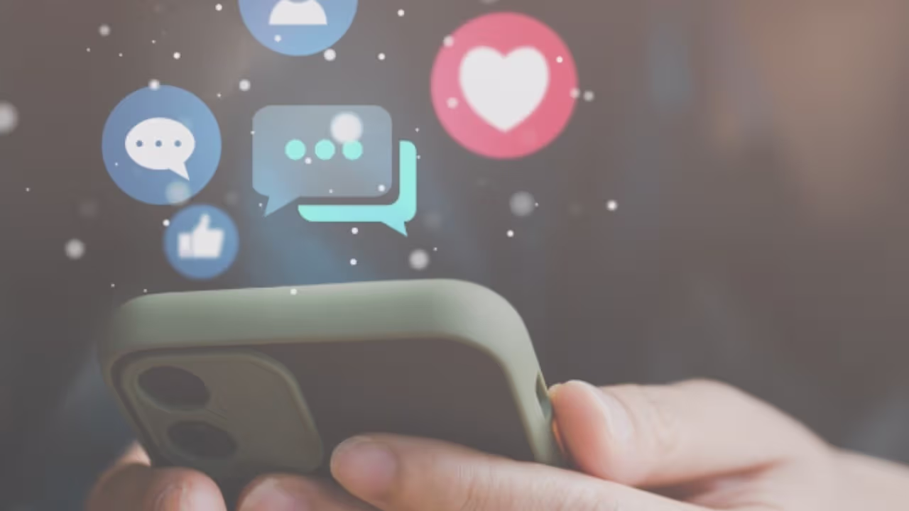 ICE podría revisar las redes sociales de los solicitantes de estatus en ...