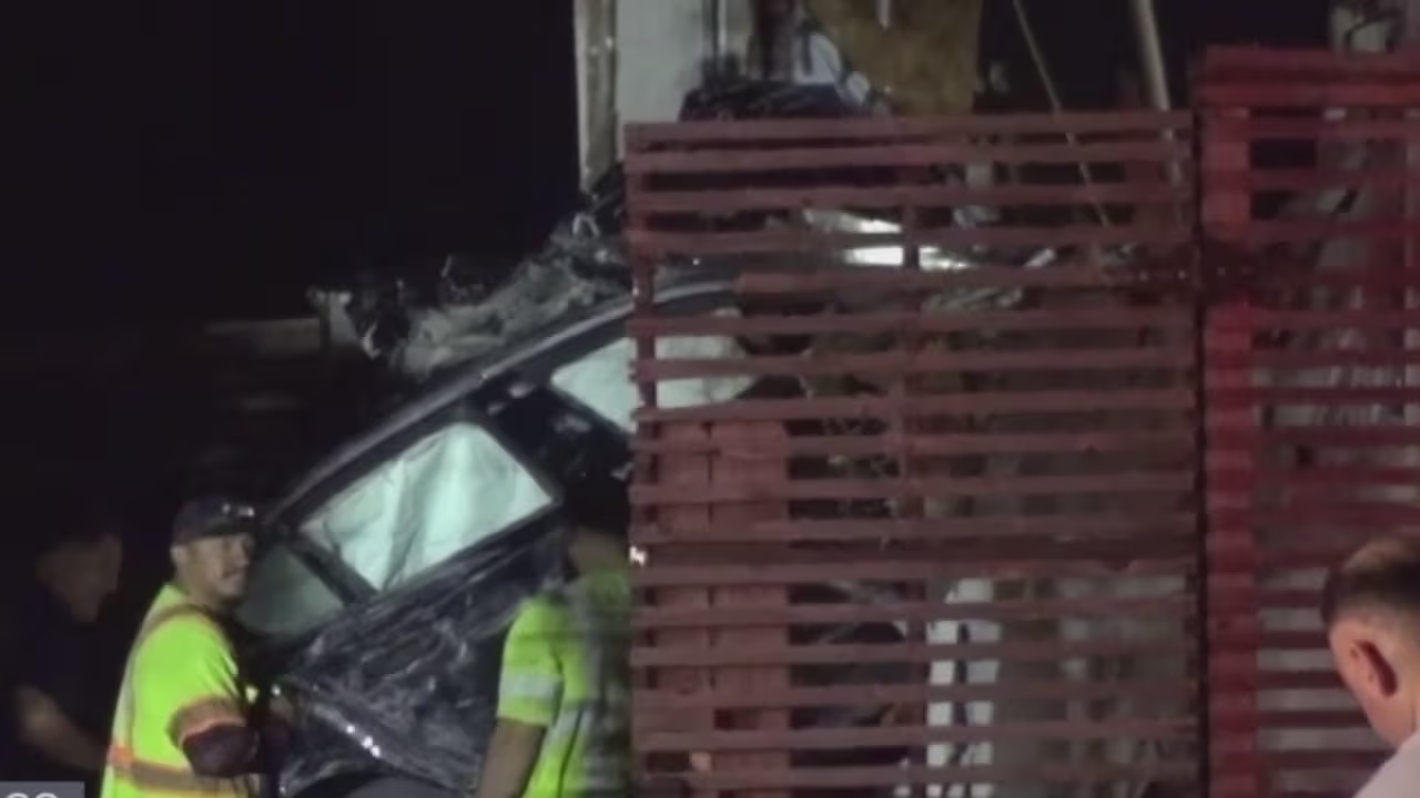Un vehículo se estrella contra una casa en Spring Branch y una persona ...
