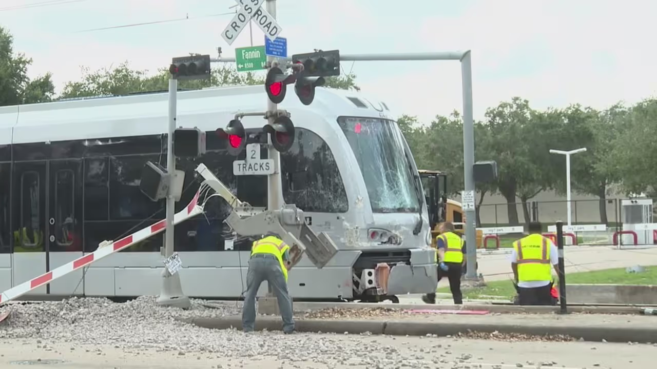 Tres heridos tras choque de un tren ligero con una volqueta en Houston ...