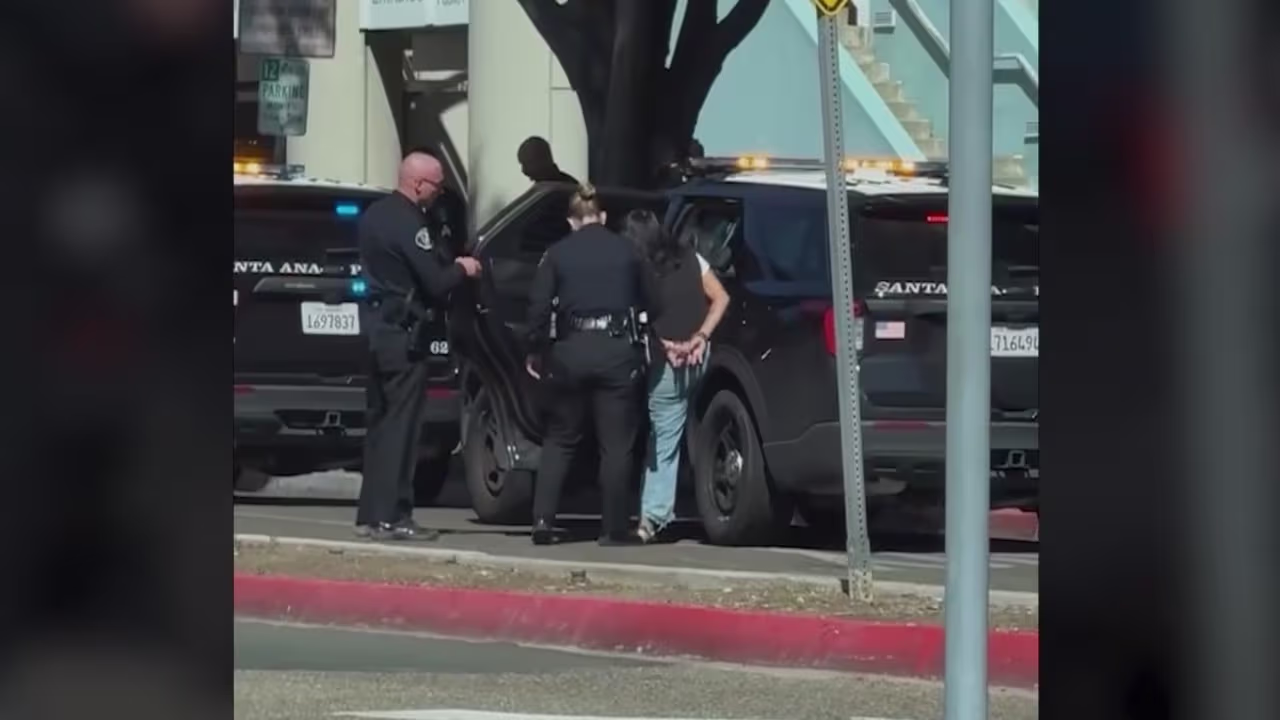 Arrestan a dos activistas en Santa Ana por presuntamente acosar a agentes de ICE