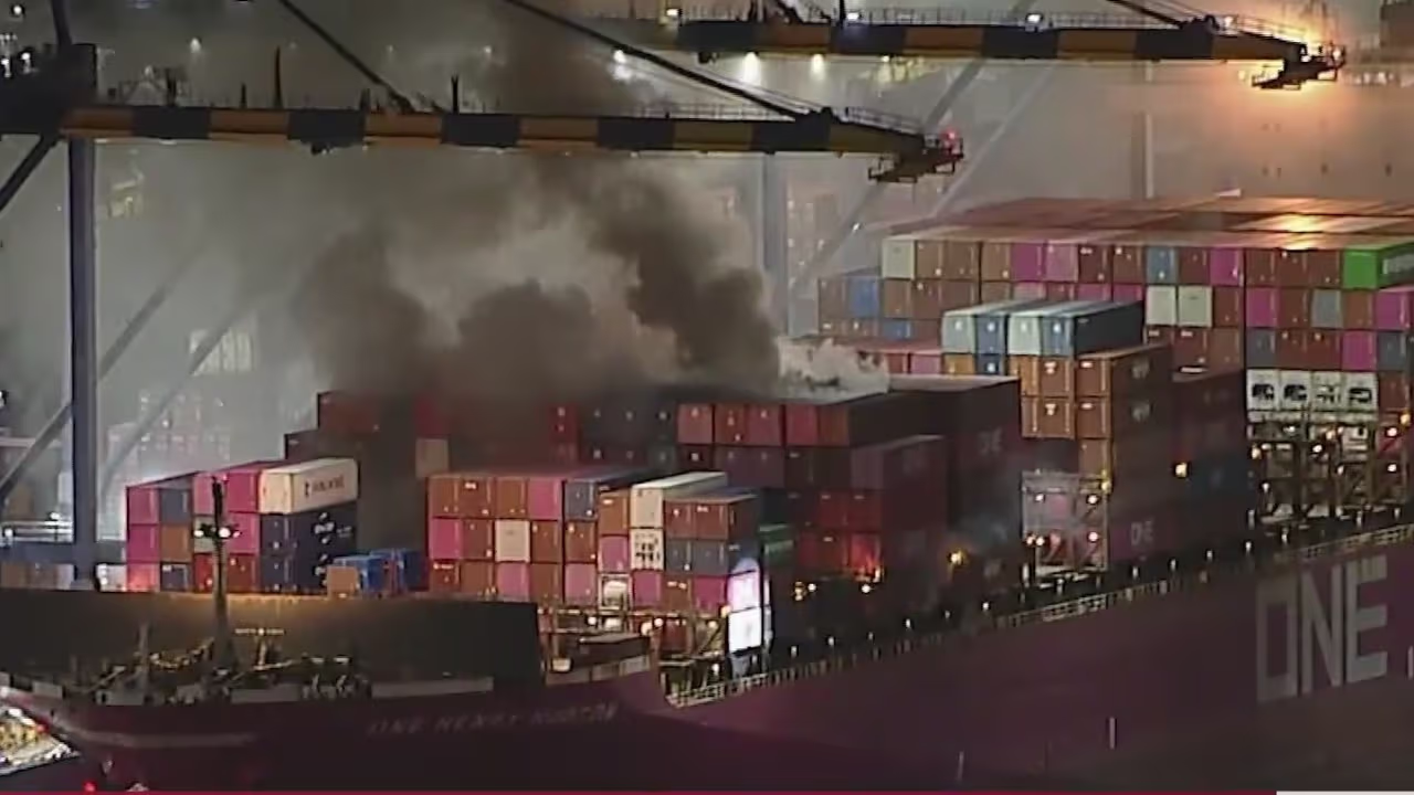 Evacúan a 23 tripulantes tras incendio en un buque portacontenedores en ...