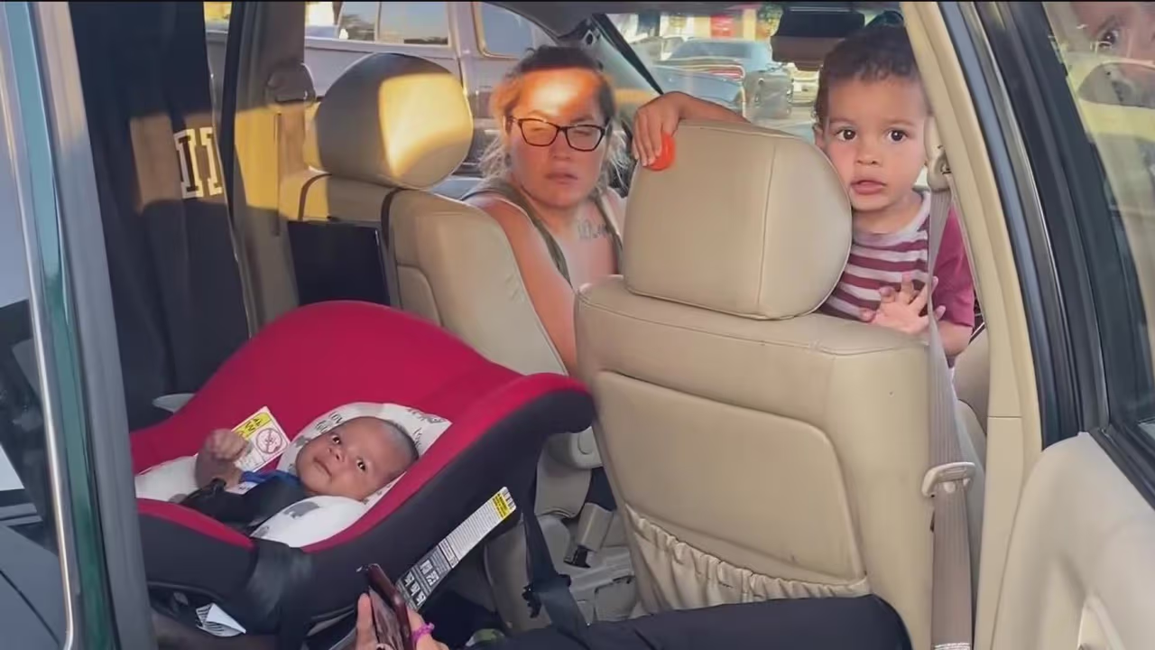 Una mujer y sus cuatro hijos viven en un auto ante la falta de ayuda de ...