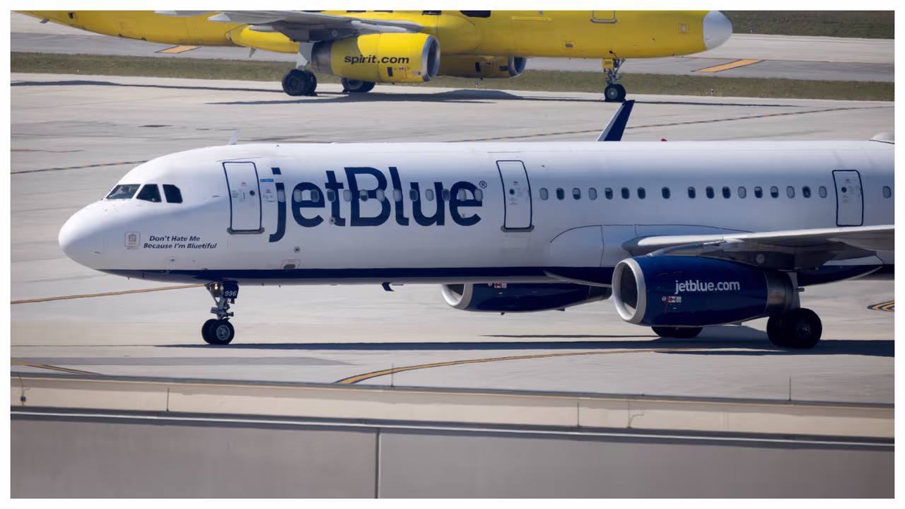 Avión de JetBlue llega a Fort Lauderdale con dos hombres en el tren de ...