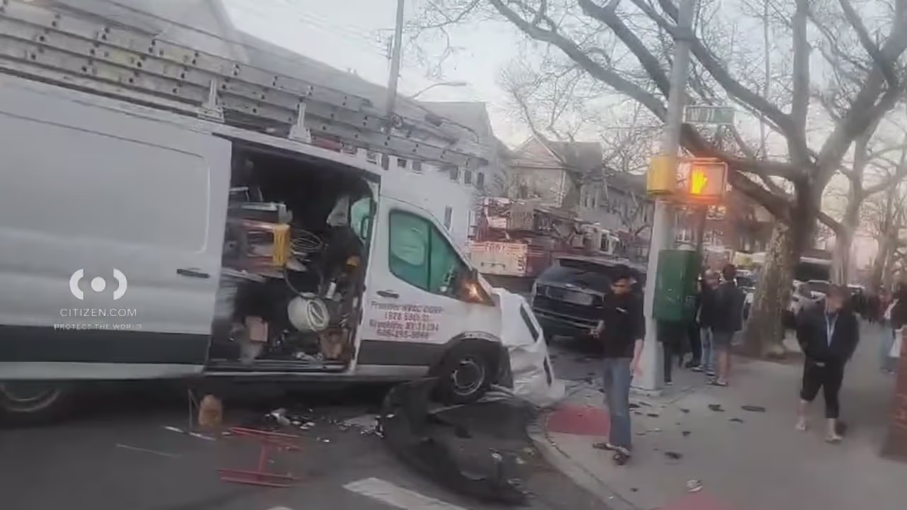 Accidente múltiple con camión de bomberos en Brooklyn deja un muerto y ...