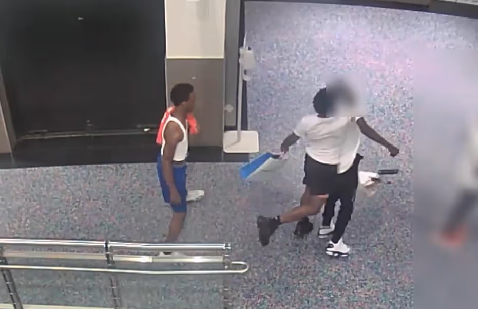 Sospechoso ataca a hombre por la espalda en centro comercial en ...