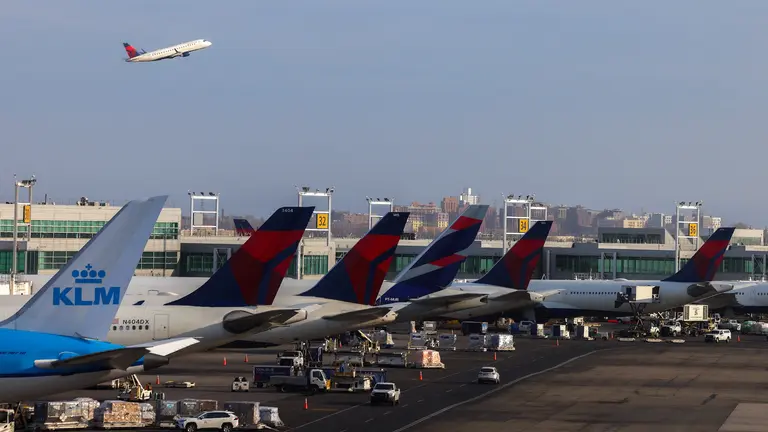 Cancelaciones y retrasos en aeropuertos de Nueva York por recorte aéreo de  la FAA | Univision 41 Nueva York WXTV | Univision