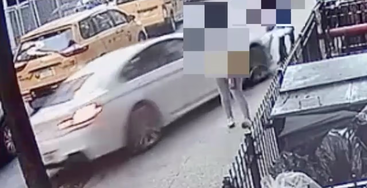 Conductor atropella a un hombre y a su hijo de 8 años, luego se baja ...
