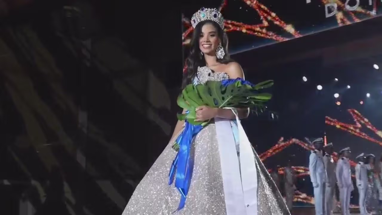 joheirry-mola-representante-de-distrito-nacional-se-corona-como-miss