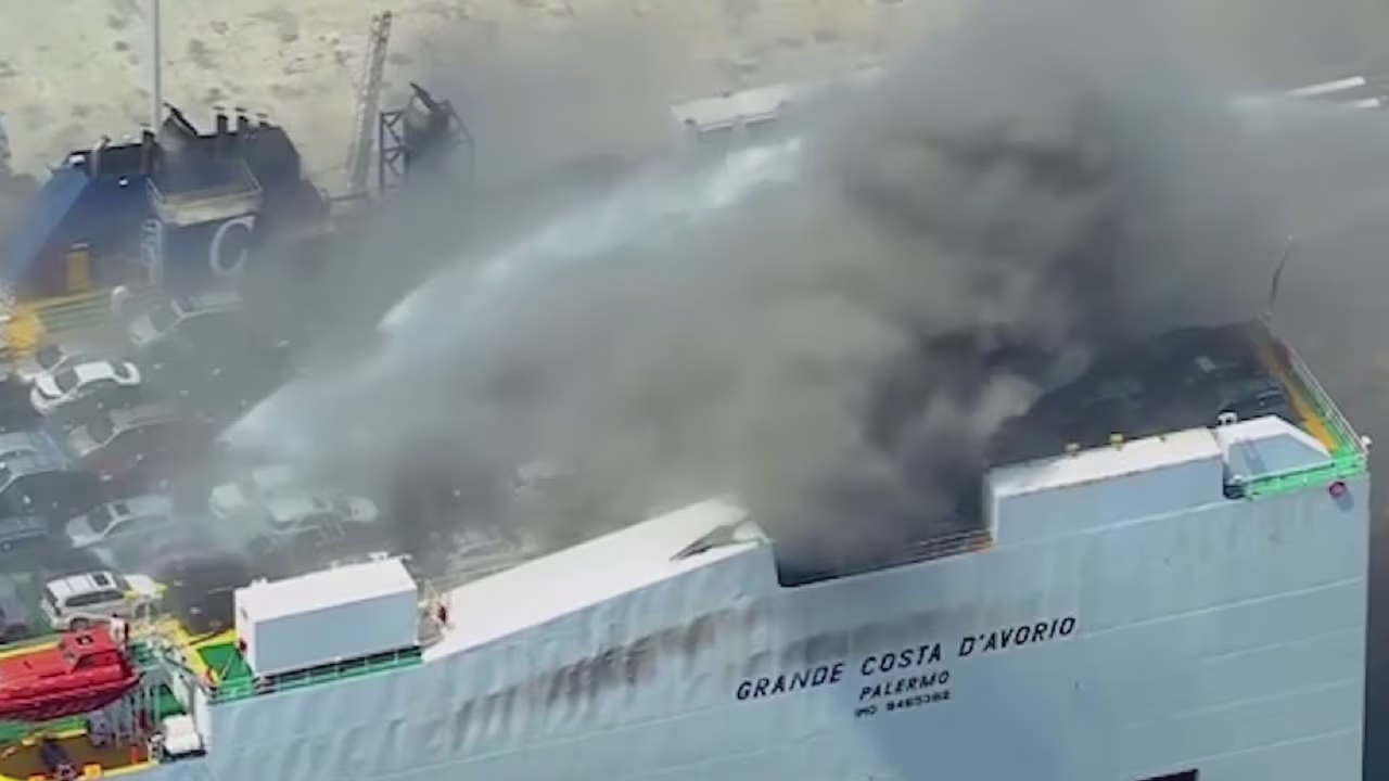 Familiares de bomberos que murieron durante el incendio de un buque en ...