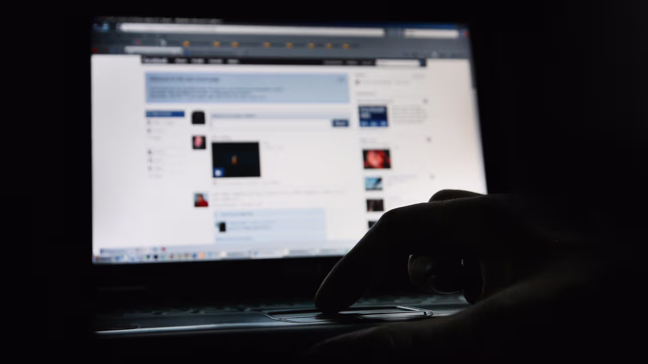 Señalan como racista el mensaje en redes sociales de un profesor de ...