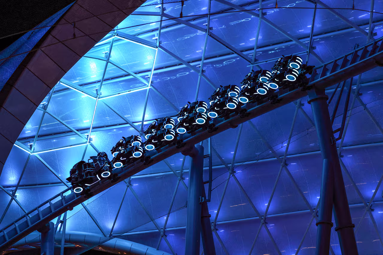 Conoce la nueva atracción TRON LightcycleRun en Disney World | Video ...