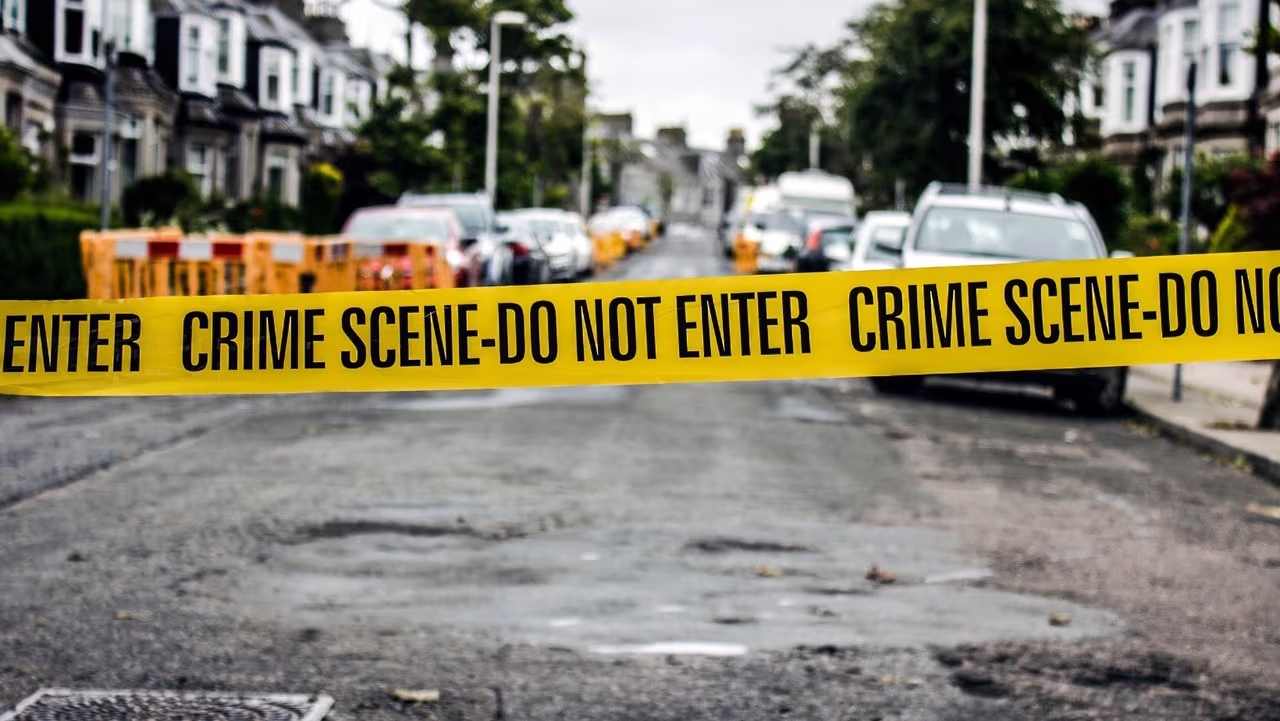 Mujer ataca a hombre con una machete en medio de una discusión en West ...