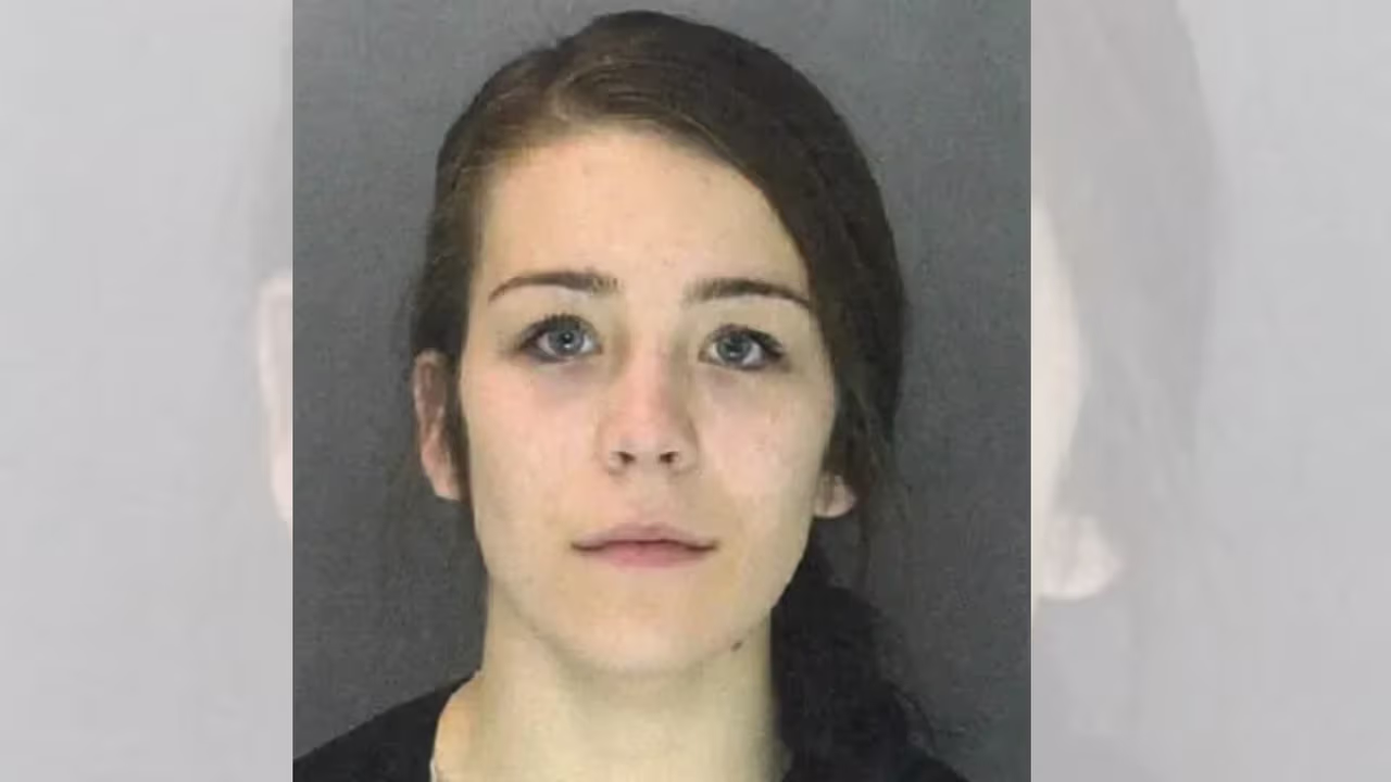 Mujer que estuvo en prisión por asfixiar a su hijo es acusada de ...