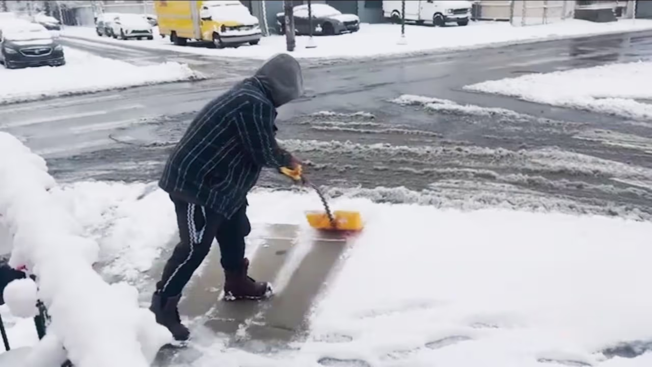 Consejos médicos para palear nieve sin riesgos tras la tormenta ...