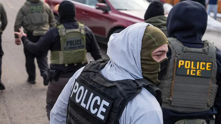 Jueza federal bloquea ley de California que prohíbe el uso de mascarillas a agentes federales