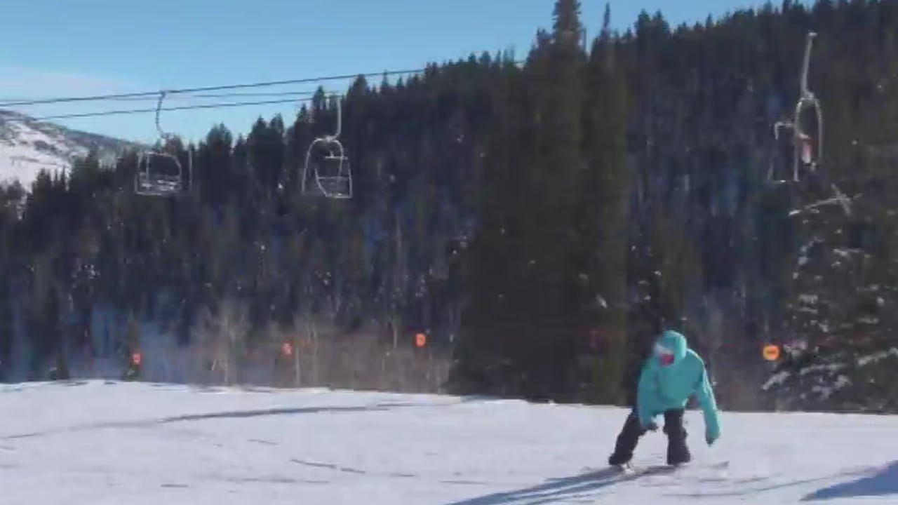 Captan en cámara el rescate de un esquiador sepultado por nieve a causa ...