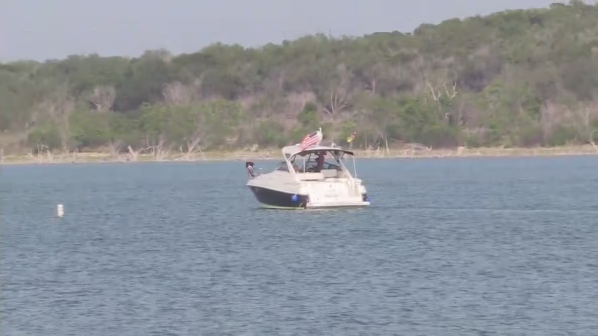 Hombre muere ahogado en Canyon Lake tras rescatar a su hija que cayó al ...