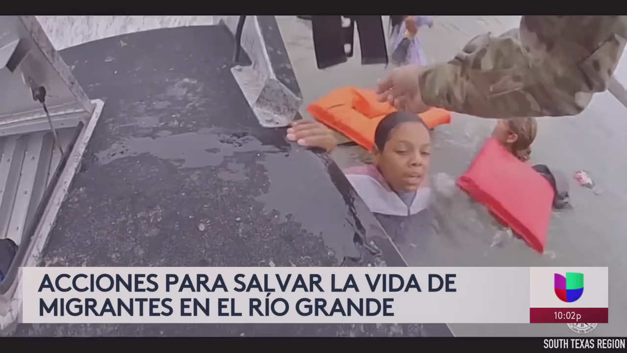 Salvan de ahogarse a una mujer inmigrante en el Río Bravo | Video ...