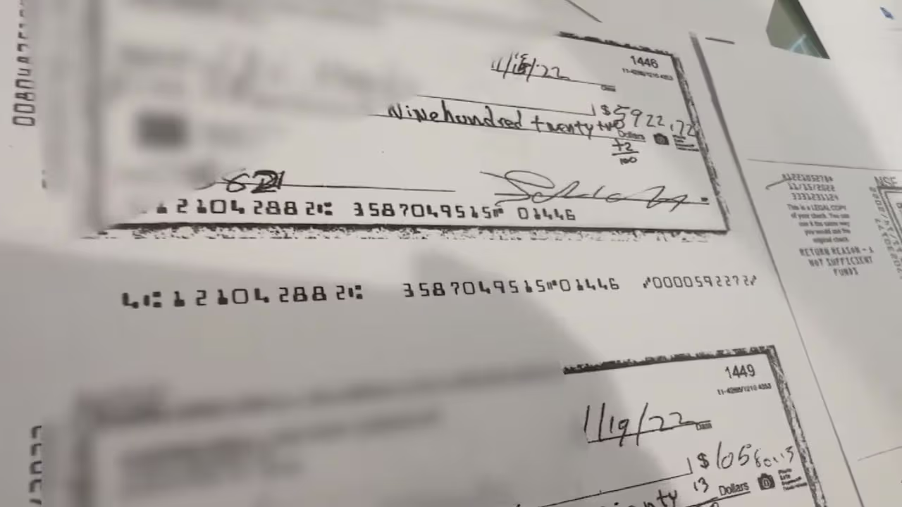 Qué debes hacer en caso de recibir un cheque sin fondos | Video ...
