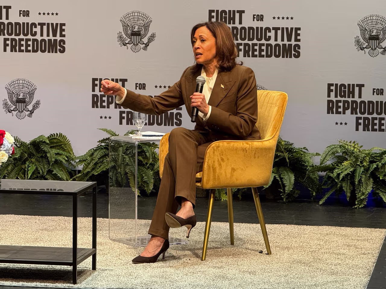 Kamala Harris visita San José para abordar el aborto y halla protestas ...