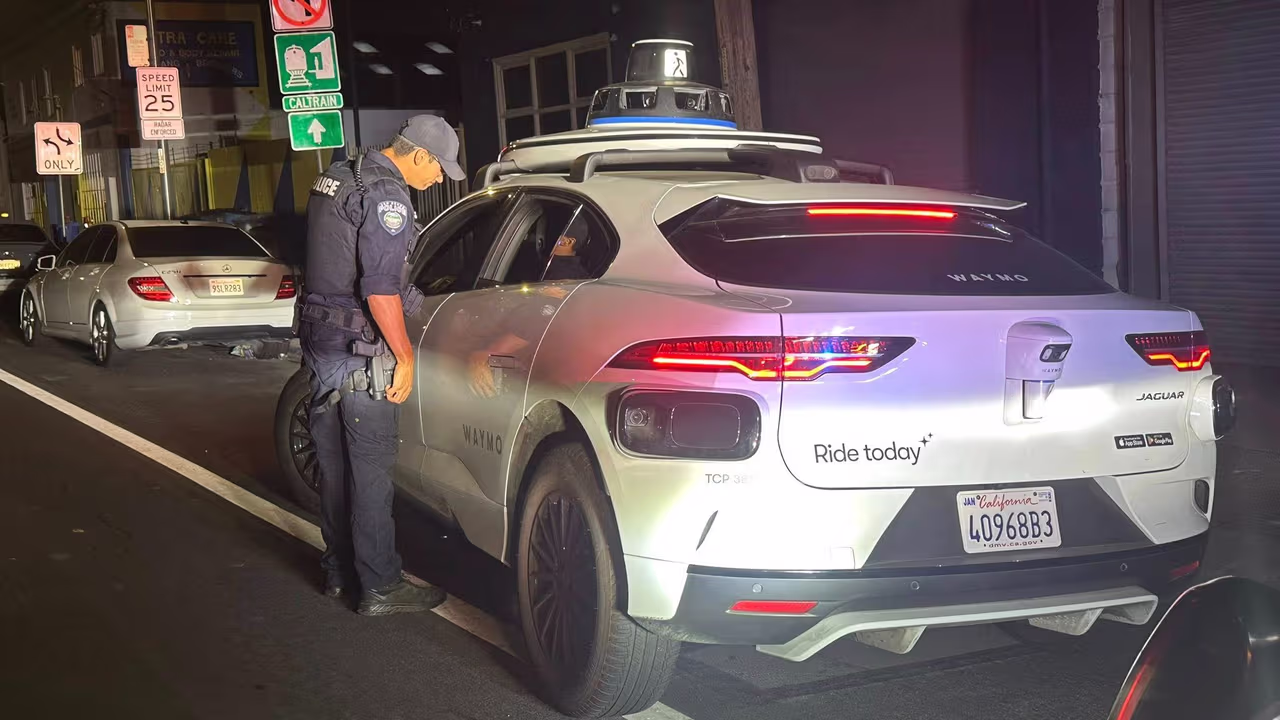 Policía detiene a un carro autónomo de Waymo por una infracción de ...