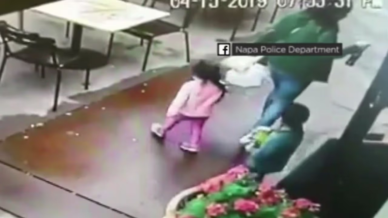 Una madre y sus dos hijos se salvan de milagro de ser impactados por un ...