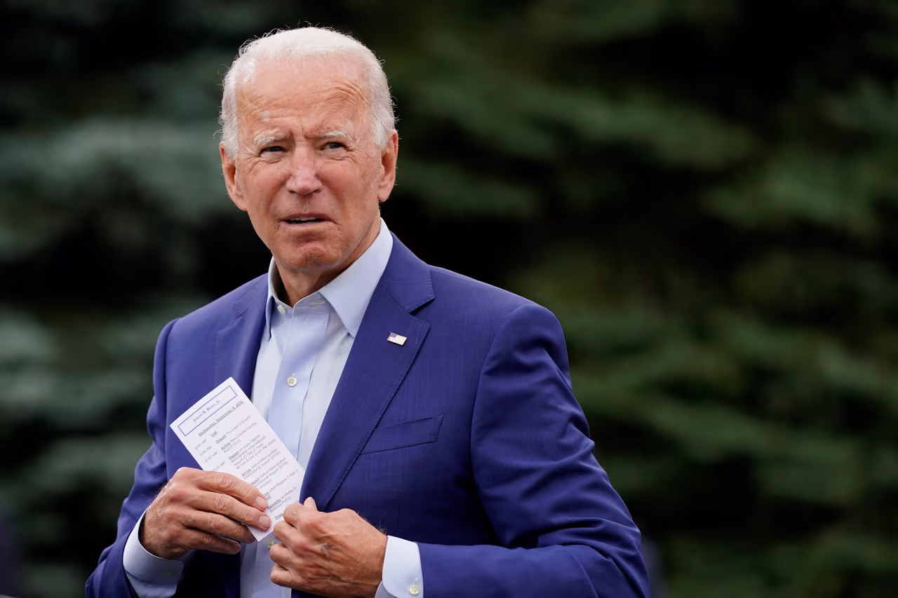 Image accompanying El candidato presidencial demócrata Joe Biden aparece durmiendo durante una entrevista matutina