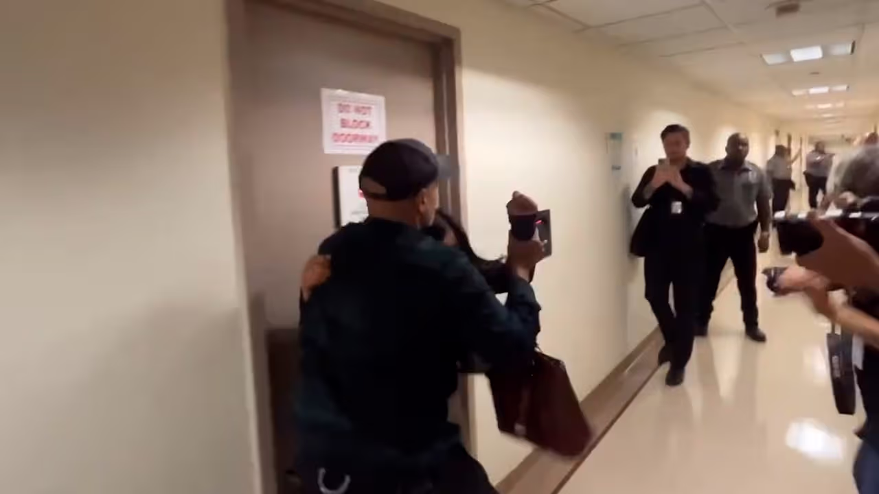 Agente de ICE tira al suelo a una mujer ecuatoriana tras detener a su ...