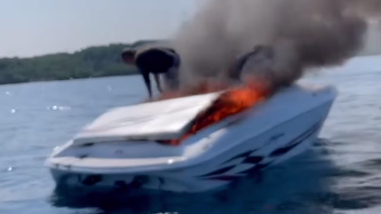 Alcanzan a saltar del barco en llamas 3 segundos antes de que explotara ...