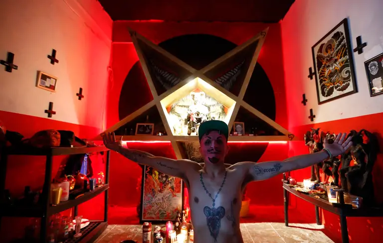 El Angelito Negro el nuevo culto en Tepito junto a la Santa Muerte | N+ Univision América Latina | Univision