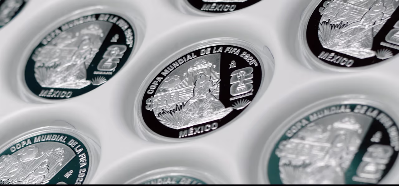 Odisea por las monedas conmemorativas: Coleccionistas forman filas desde la madrugada por piezas de la Copa Mundial