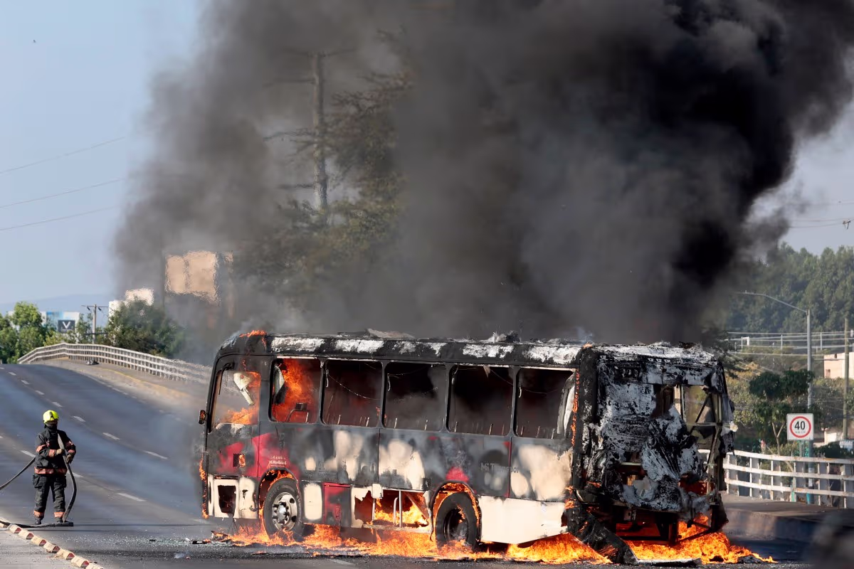 Bloqueos y quema de vehículos se extienden a 12 estados de México tras  operativo donde murió 