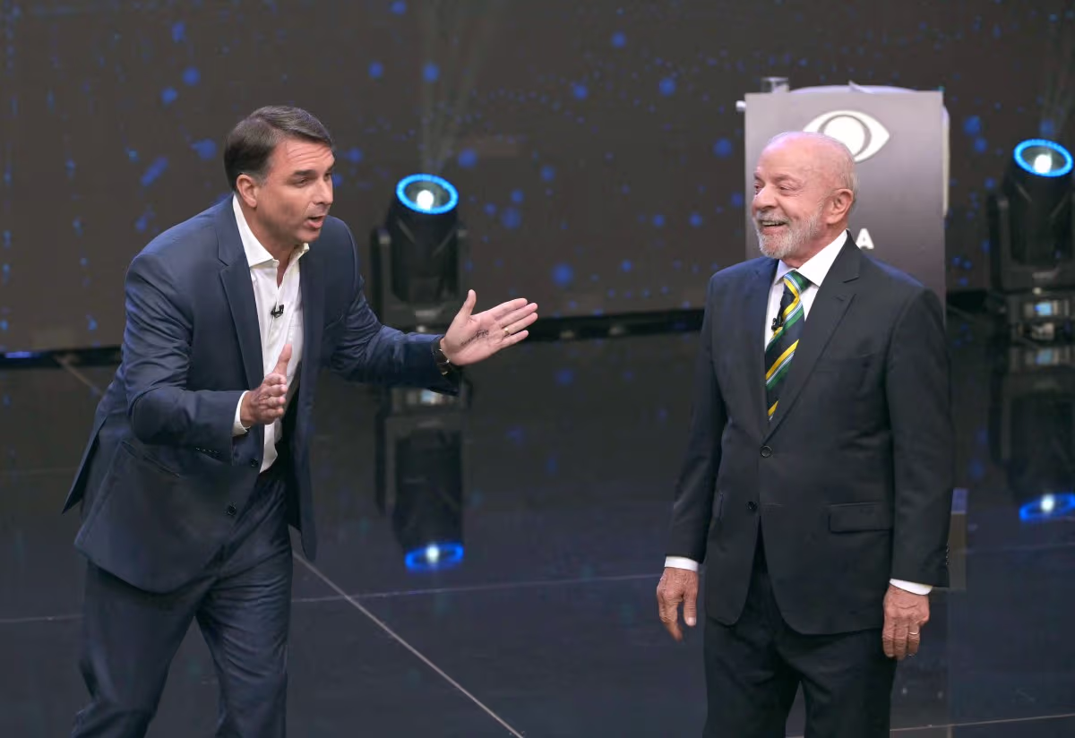 "Payaso", "corrupto": con más insultos que propuestas, Lula y Flávio Bolsonaro se miden en el primer debate electoral en Brasil