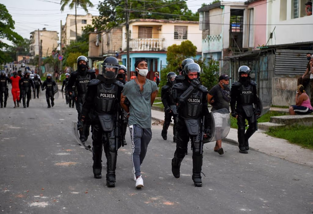 Un muerto y más de 100 detenidos tras las protestas en Cuba | N+ ...