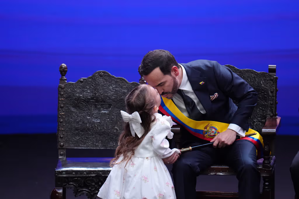 Francesca, la pequeña hija de Abelardo de la Espriella, se roba la ceremonia de juramentación en Colombia