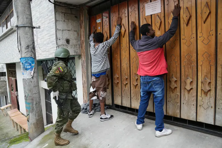 Ecuador impone toque de queda en nueve provincias para contener la violencia criminal — image 2