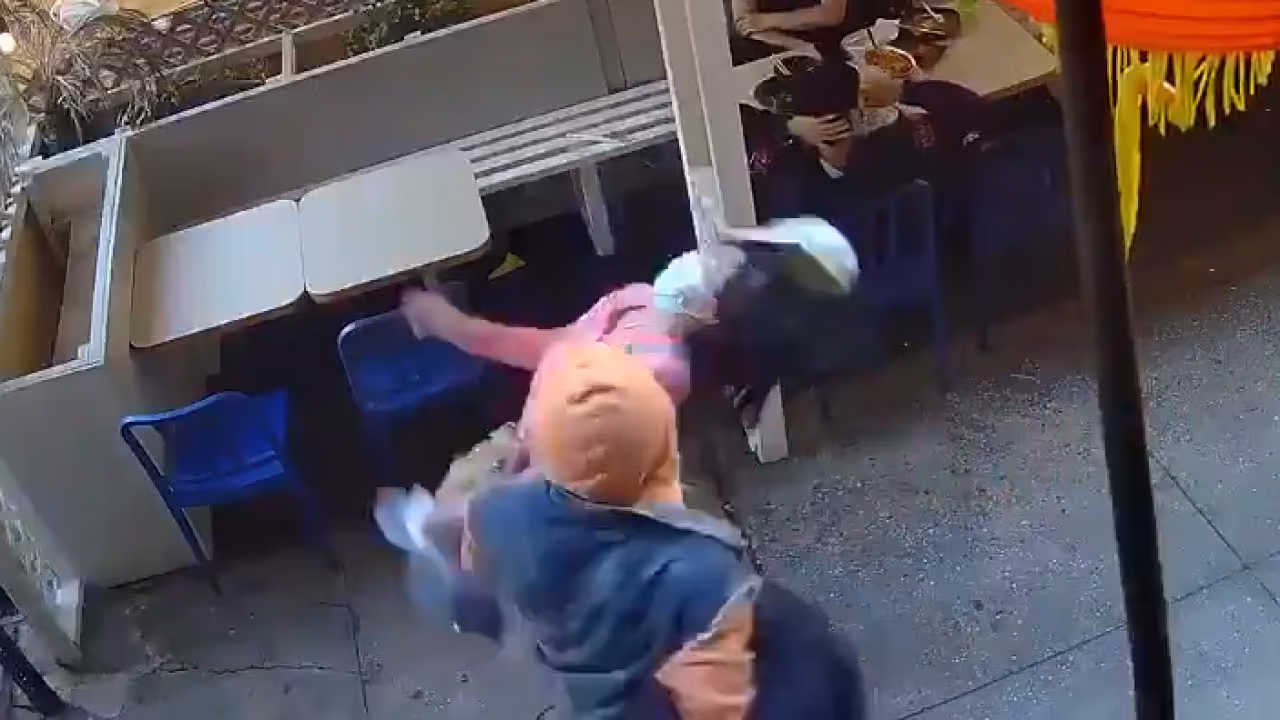 Arrestan a un hombre por un crimen de odio a una mujer de 55 que ...