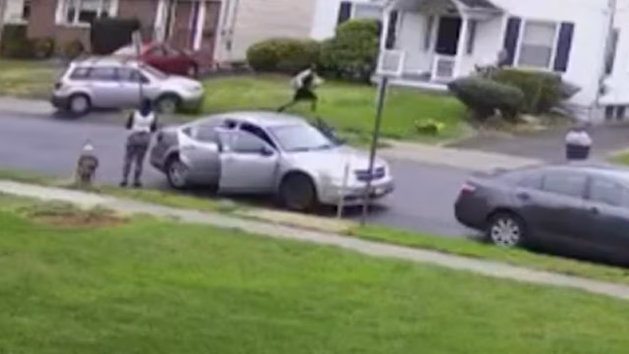 Un hombre atropella a una mujer dos veces con su carro | N+ Univision ...