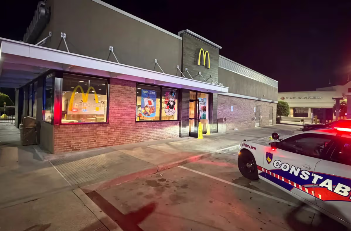 Un adolescente de 17 años muere apuñalado por un compañero en un McDonald’s de Texas