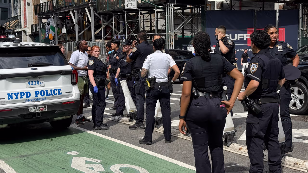 Panic in Times Square for shooting, police arrest a suspect and secure a gun