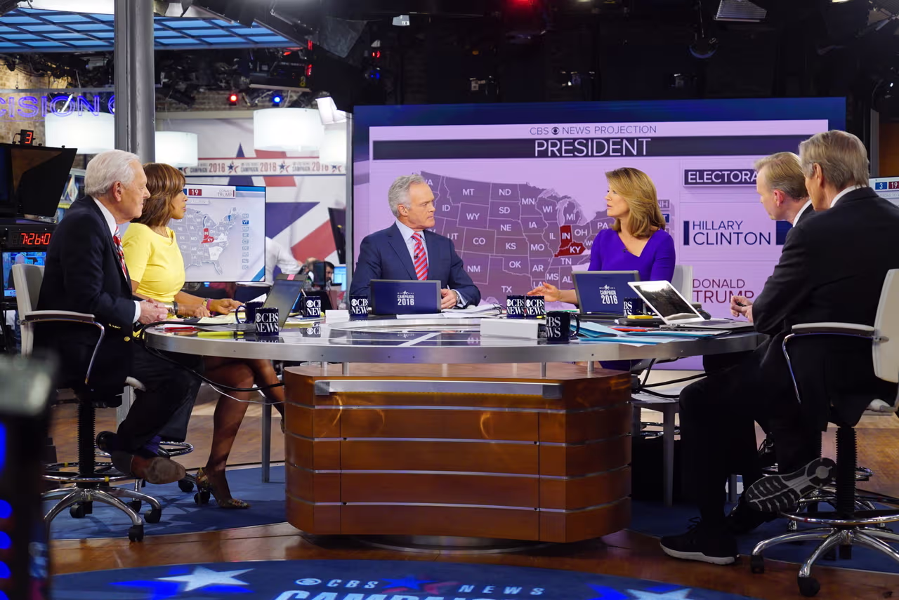 Image accompanying CBS News utilizó una foto de un mitin de Trump con latinos y la mostró como una reunión de Biden