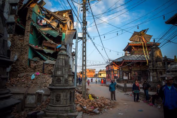 Cifra de muertos en Nepal supera los 7,000 | N+ Univision | Univision