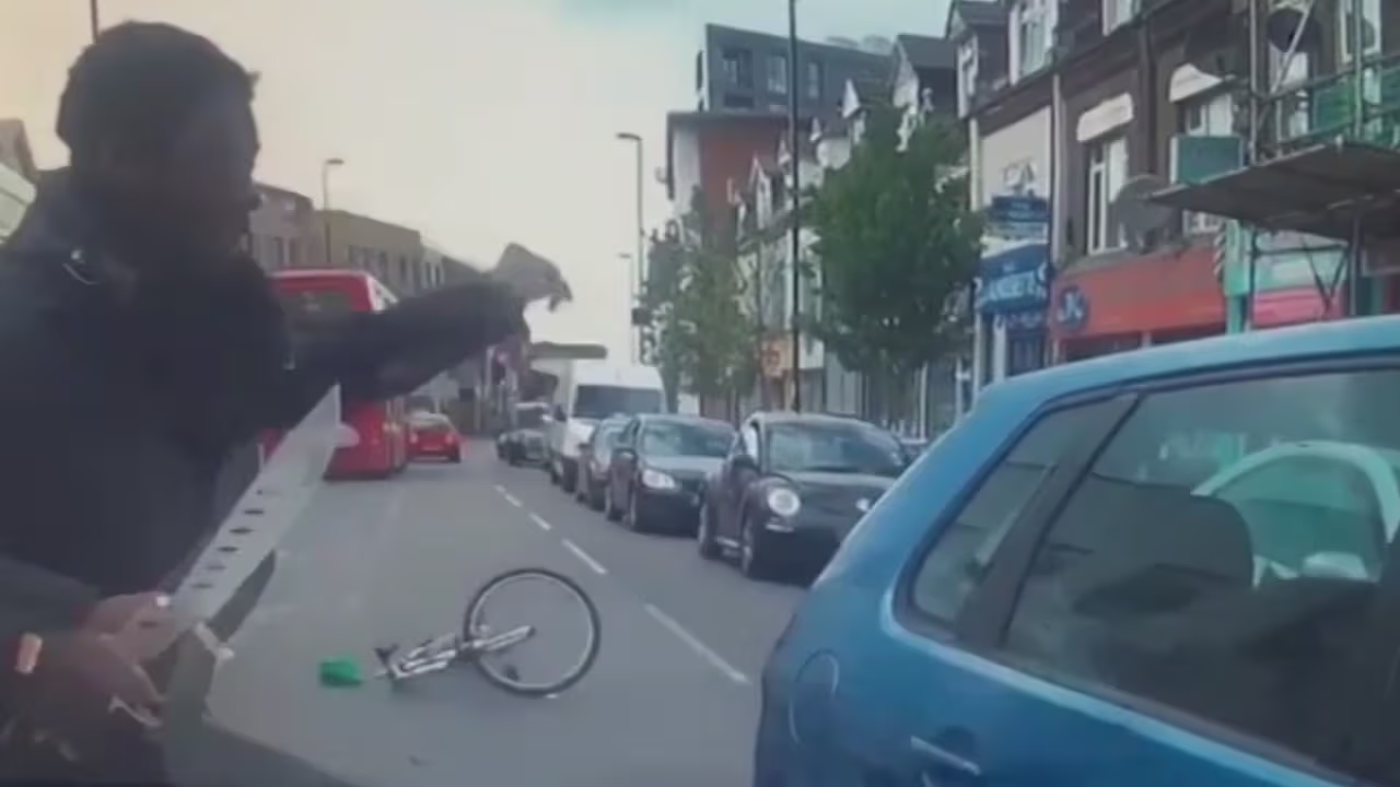 En video: El violento ataque de un ciclista a un conductor que lo hizo ...