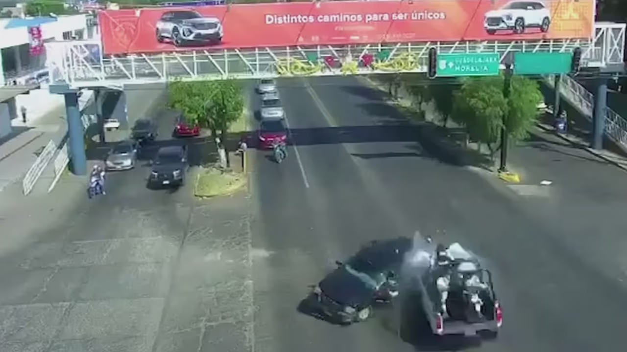 Patrulla de la Guardia Nacional choca a toda velocidad contra un auto y ...