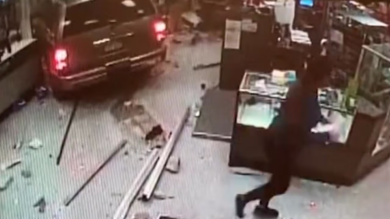 El aterrador momento en que una camioneta choca contra una tienda y ...