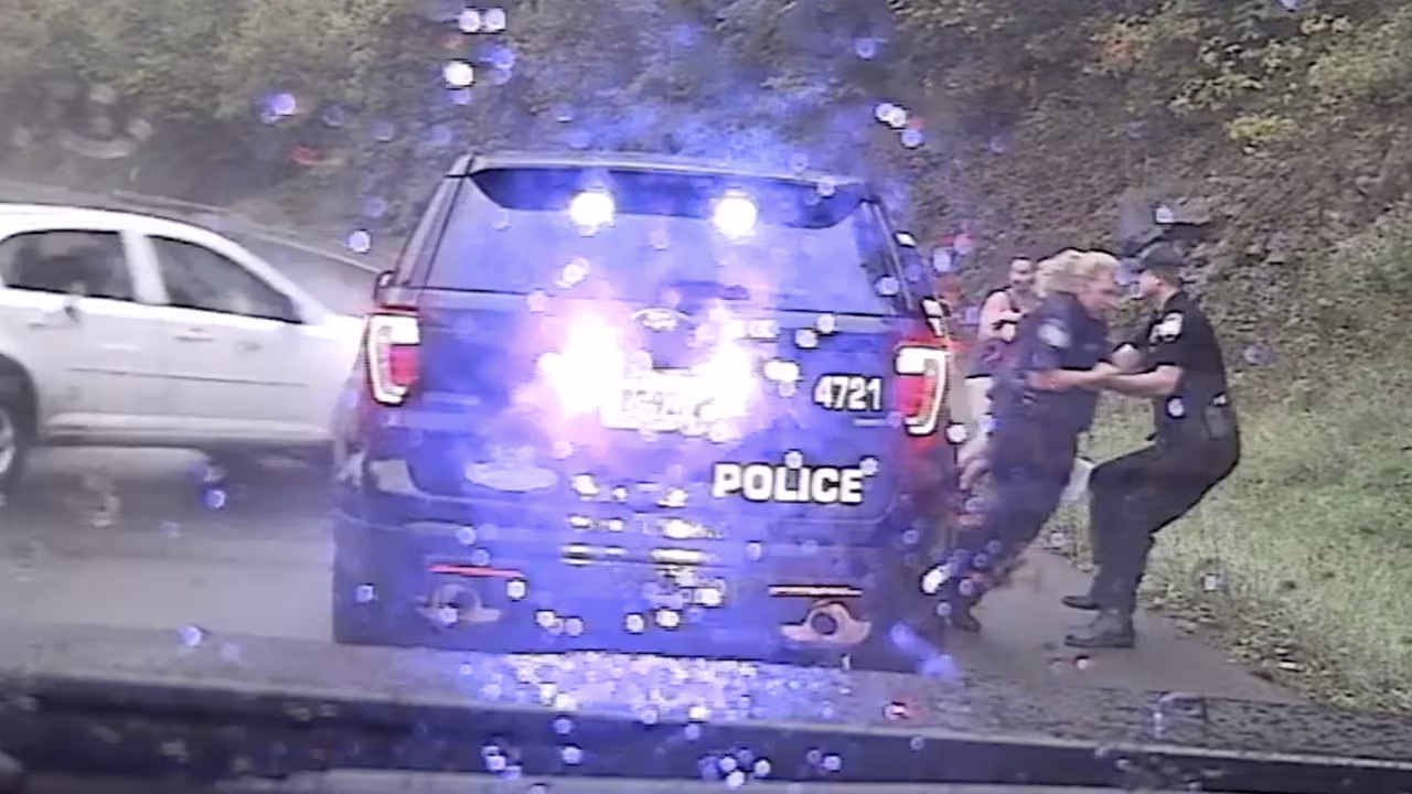 El impactante momento en que un policía salva de la muerte a su ...